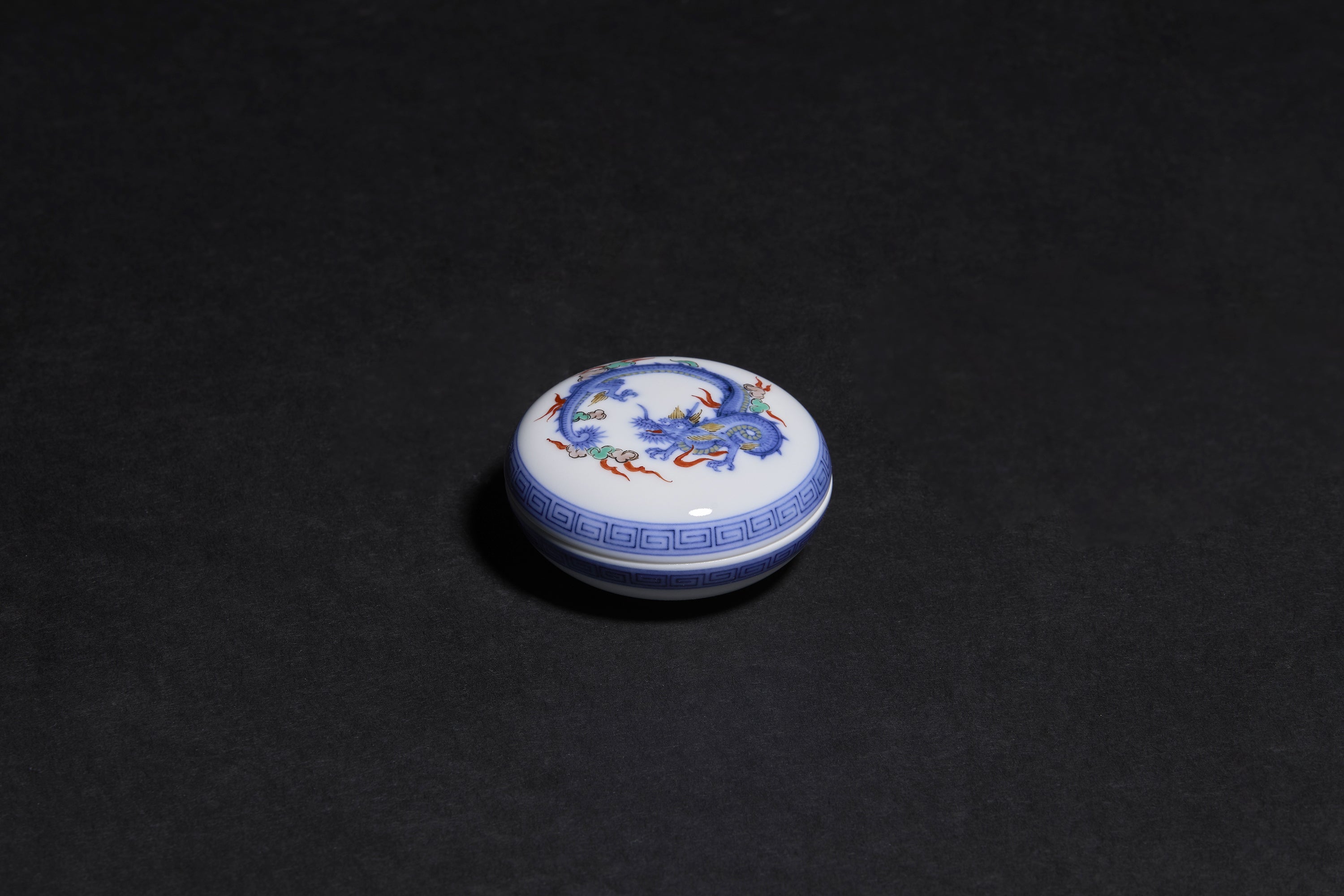 香合二点 染錦 龍地文 香合｜柿右衛門｜オーダー家具と空間デザインのインテリア